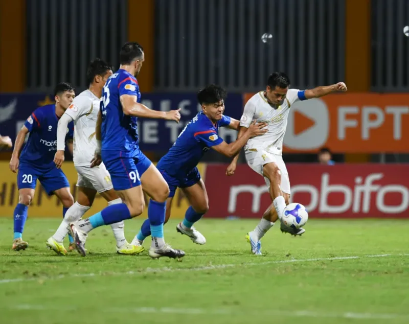 Lối chơi kiểm soát bóng giúp Hà Nội FC tạo thế chủ động trước nhiều đối thủ tại V-League.