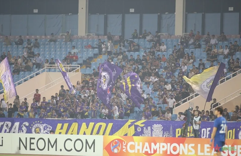 Cổ động viên Hà Nội FC luôn đồng hành cùng đội bóng qua nhiều mùa giải thăng trầm.