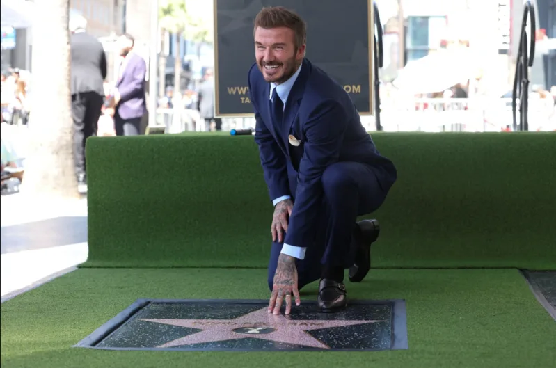 Beckham không chỉ thành công trên sân cỏ mà còn trở thành biểu tượng thời trang có ảnh hưởng lớn vượt ra ngoài bóng đá.