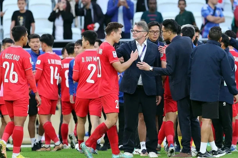 Kỷ luật chiến thuật và tư duy vị trí là yêu cầu quan trọng trong cách huấn luyện của Troussier