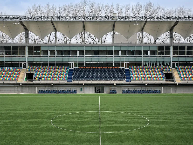 Estadio Bicentenario de La Florida là sân nhà gắn liền với hình ảnh và văn hóa cổ động của Los Tanos.