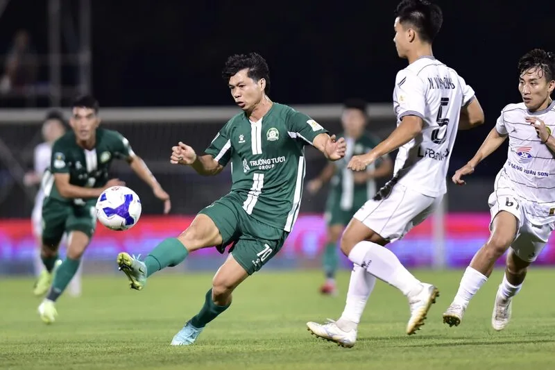 V.League 2 ngày càng hấp dẫn nhờ cuộc đua thăng hạng rộng mở, sự xuất hiện của nhiều địa phương và cơ hội dành cho cầu thủ trẻ.
