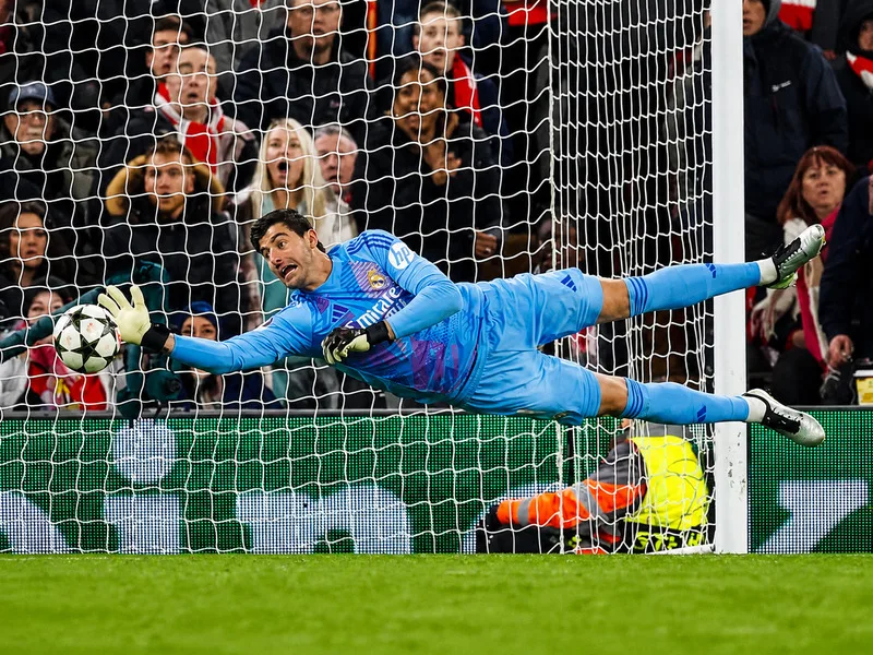 Thibaut Courtois là thủ môn người Bỉ sở hữu chiều cao 2,01 m, từng khoác áo nhiều đội bóng lớn như Chelsea và Real Madrid.