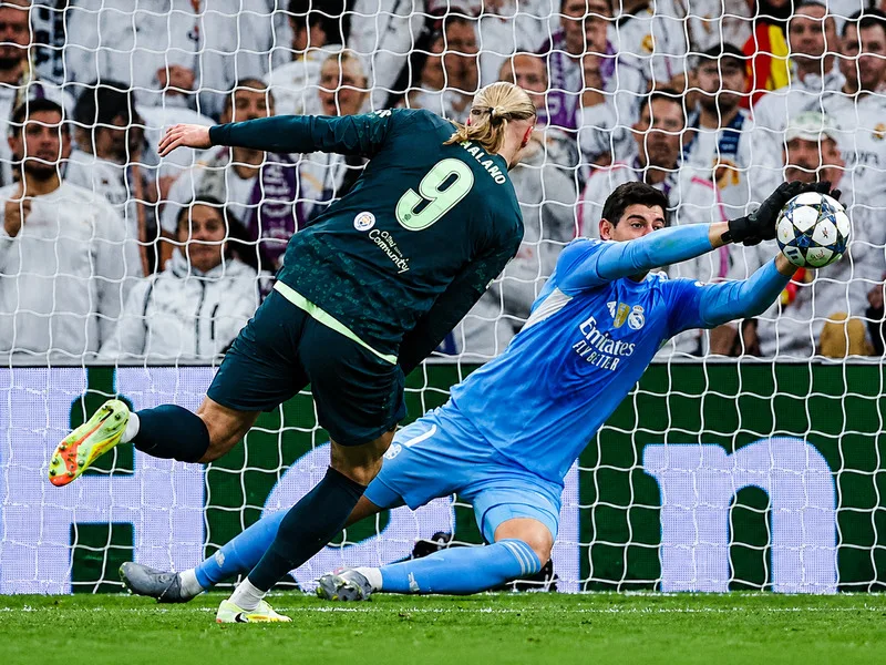 Thibaut Courtois tạo dấu ấn tại Real Madrid bằng những pha cứu thua quan trọng trong các trận đấu lớn, đặc biệt ở Champions League.