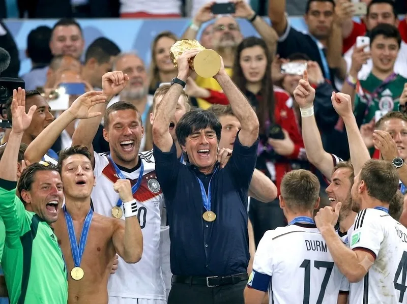 Joachim Löw cùng đội tuyển Đức nâng cao chức vô địch World Cup 2014, cột mốc lớn trong sự nghiệp huấn luyện.