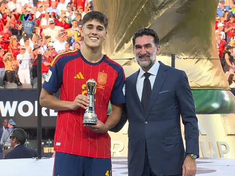Pau Cubars nhận giải Cầu thủ trẻ xuất sắc nhất tại World Cup 2026